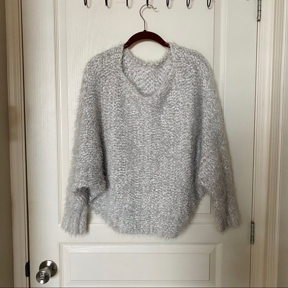 White-grey colored sweater (oversized sleeves) - Picture 6 of 7